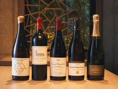 素材を生かしつつ繊細に味を重ねた料理に寄り添う優美なワイン