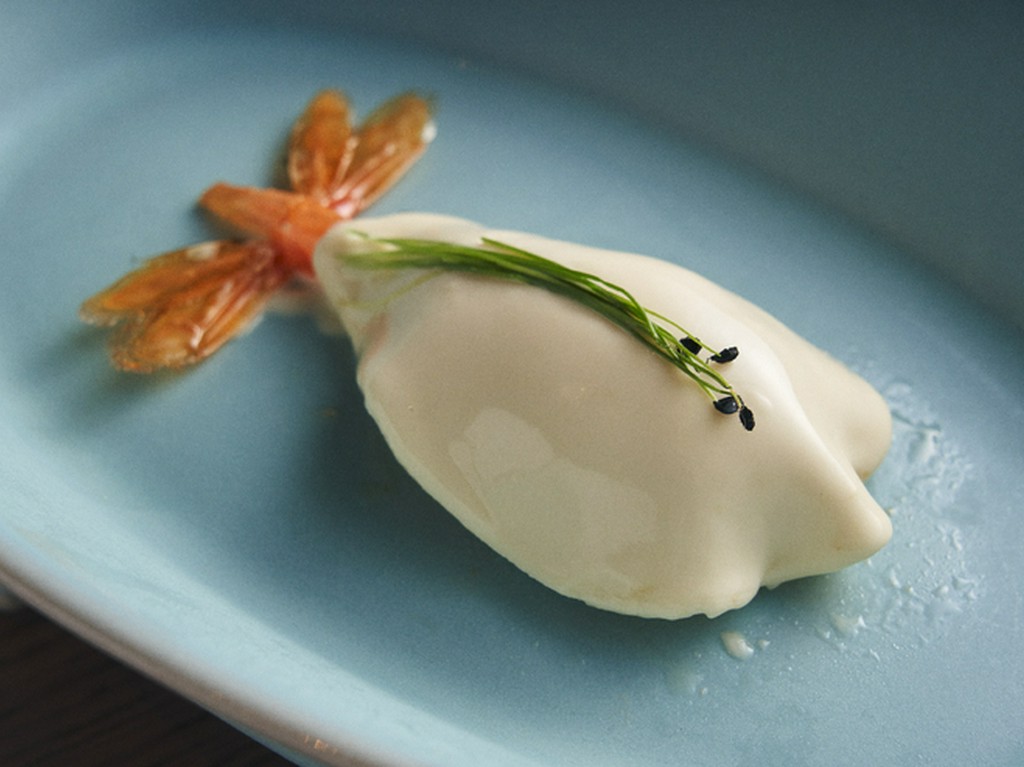 漬物の発酵エキスの柔らかな酸味を活かしつつ、楽器の形に仕立てた海老の前菜『琵琶』