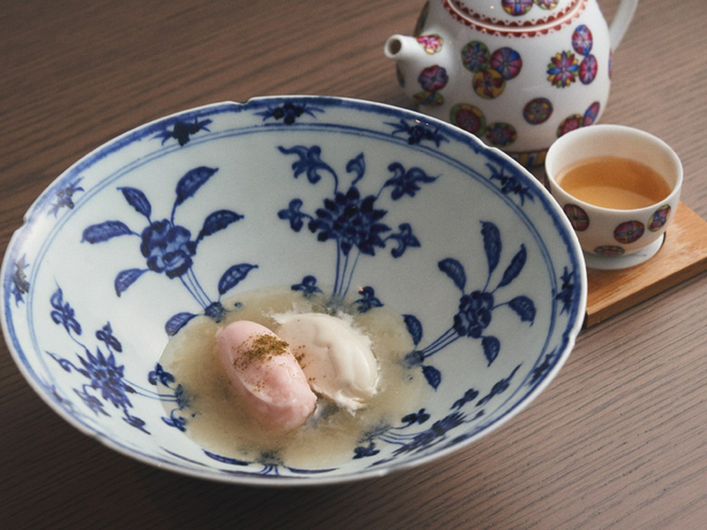 桃と杏仁豆腐を、白木耳を長時間煮込んだトロトロのスープで。身体が潤う薬膳デザート『潤潤』