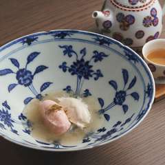 桃と杏仁豆腐を、白木耳を長時間煮込んだトロトロのスープで。身体が潤う薬膳デザート『潤潤』