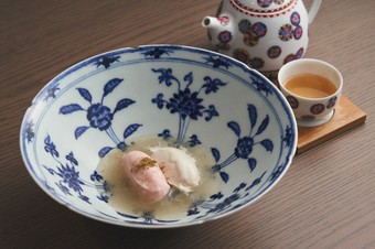 桃と杏仁豆腐を、白木耳を長時間煮込んだトロトロのスープで。身体が潤う薬膳デザート『潤潤』