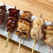 焼鳥好きにはたまらない逸品。特に注目すべきは、もも串とねぎま串です。もも串は塩味を引き立てるように、ねぎま串はタレとの相性を考慮。串の刺し方や肉の切り方にも細やかな工夫が施されています。