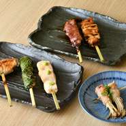 焼鳥の食材はあえて一つに絞らず、愛知の地鶏「名古屋コーチン」、千葉の銘柄鶏「総州古白鶏」、鳥取の大自然で育つ「匠の大山鶏」の3種を使用。コース料理または串焼コースで、多彩＆旨い焼鳥を味わい尽くせます。