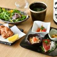 一品料理の充実度も大きな魅力。何度食べても飽きない人気料理『フルーツトマトの酢漬け』や『梅たたききゅうり』は、その日の品書きにあれば、ぜひ頼みたい逸品。濃厚な卵黄を用いた酒の肴やTKGも絶品です！