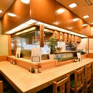 銀座・新橋エリアで長年愛されてきた昭和期創業の小料理店『瓢箪』が、2022年夏リニューアル。厳選鶏を使った串焼をコースで満喫でき、大人のデート向く一軒に生まれ変わり。深夜営業も何かと頼りになります。