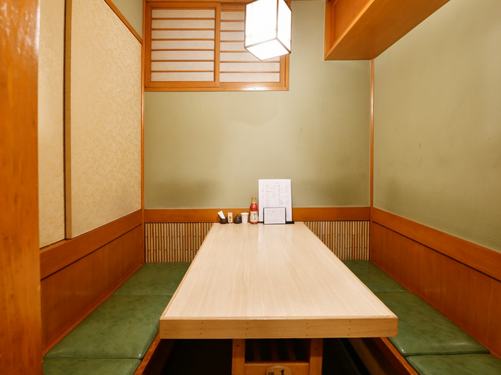 銀座8丁目の隠れ家的店内の奥に、落ち着いた半個室を設え