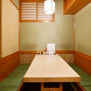 店舗自体が隠れ家のような趣を持ちつつ、店の奥に6名様くらいまでがゆったり憩える半個室を用意。知っておくと、プライベート＆ビジネスシーンの両方で重宝します。人気の空間なので、早めの予約がオススメ！