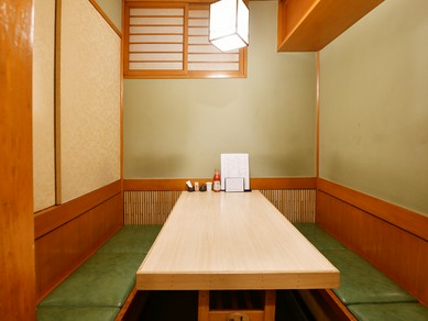 銀座8丁目の隠れ家的店内の奥に、落ち着いた半個室を設え