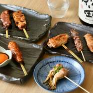 「八海山」「久保田」など料理に寄り添う食中酒から、飲食店限定の「黒龍 大吟醸 CRYSTAL DRAGON」などのプレミアム酒まで、幅広くラインナップ。料理とお酒が互いを引き立て合う、酒肴の愉しみにひたれます。