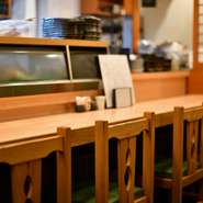 熟練の焼鳥職人が焼き技を披露するカウンター席は、大人が一人で憩うのにピッタリ。多彩な一品料理は一人飲みに理想的なボリューム。ラストオーダーが翌3時なので、ゆっくり飲めるのもうれしいポイントです。