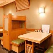 昭和期から暖簾を掲げる小料理屋が焼鳥店としてリスタート。使い勝手の良いメニュー構成と明朗会計で、初めてのゲストも安心して楽しめます。カウンター席、テーブル席、半個室があり、幅広いシーンで重宝します。
