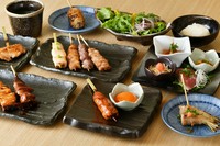 焼鳥をメインに自慢の品や季節料理を満喫できるコース。追加単品串で、量を自分流にカスタムメイドするのもオススメ！　13品。先付・サラダ・その日の厳選串焼・一品料理・鶏そぼろ御飯・鶏スープ