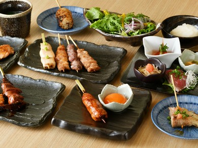 自慢の串焼と旬菜をバランスよく楽しめる『箪（かたみ）』
