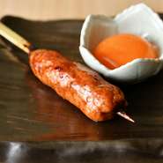 風味と食感を増すため、料理長が或る隠し味を仕込んだ一本。その味わいと歯ごたえは、ぜひお店で体験を！　濃厚な黄身1個が付くのも好評です