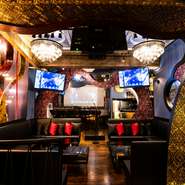 デザイナーこだわりの内装で気分も上がること間違いなし！寛げるソファー席でゆったりワイワイお楽しみください。