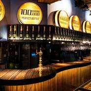 当店でお楽しみいただけるプレミアム飲み放題は生ビール含め、何杯飲んでも2500円！歌って飲んで、至福のひと時をお過ごしください。