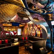 貸切のご利用に最適なワンフロア空間。忘新年会や歓送迎会の2次会など、さまざまなシーンでご利用いただけます。飲み放題付きコースと合わせてご利用ください。