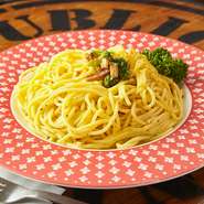 平打ちの生麺を使用したパスタです。クリーミーで濃厚なカルボナーラソースとベーコンの旨みを感じるパスタです。お好みで黒胡椒と更にチーズをかけてお召し上がりください。