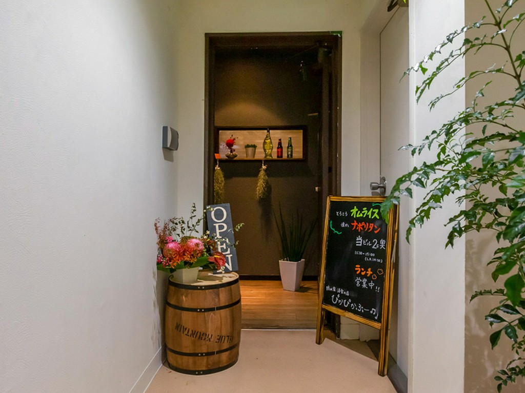 フロアの奥にひっそりと佇む、オシャレな隠れ家洋食店