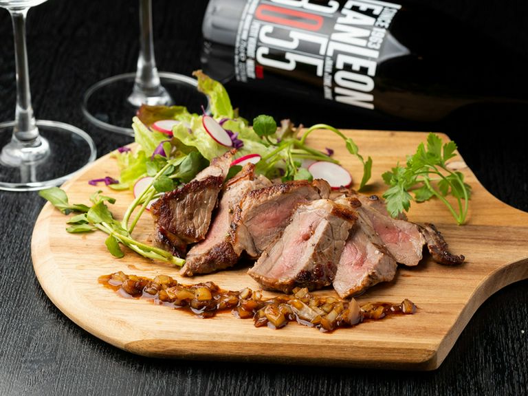 肉の旨みやボリューム感に満たされる『牛ステーキをぜいたくに盛った一皿』