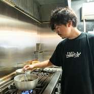高校の同級生・濱野さんと2人で店を立ち上げた吉松さん。メニューにはジャンルを問わず「本当においしい」と思える料理がそろいます。一つ一つ手づくりされる料理には、丁寧な仕事が感じられます。