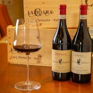 おいしい香りとゲストの笑顔があふれる店内には、ワインセラーを完備。イタリア産を中心に、常時100種類以上のボトルワインがそろいます。好みの味を伝えれば、料理にぴったりの1本に出合えます。