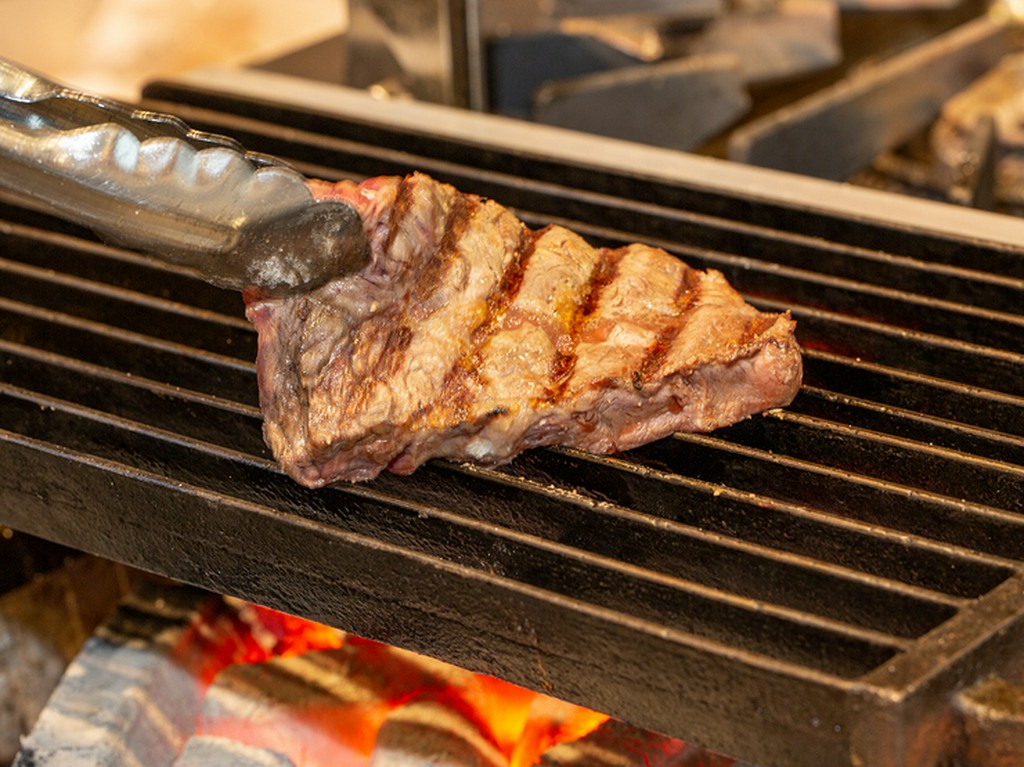 ライブ感あふれるカウンター席で幸せな時間を過ごす