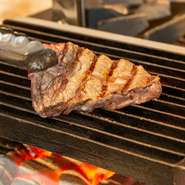 イタリア産のブランド牛を炭火で焼き上げる『ビステッカ』は、肉本来の旨みを楽しめる一皿。カウンターに座れば料理人のパフォーマンスを間近に見られ、料理の味もランクアップしそうです。
