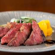 イタリアが誇る希少なブランド牛を味わえる贅沢な一皿です。塊肉を炭火で豪快に焼き上げ、旨みをギュッと閉じ込めるのがこの店のスタイル。素材が素晴らしいからこそ、シンプルに塩でいただくのがオススメです。