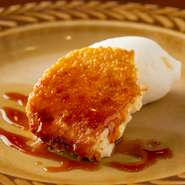 香ばしい焼き色に心が躍る自家製プリンとさっぱりとした口当たりのシャーベットを盛り合わせた一皿。新鮮な牛乳に生クリームと砂糖だけを加えたシャーベットは、その日迎えるゲストのために毎朝手づくりしています。