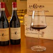店舗の一角にワインセラーを備えるこちらのお店。ボトルワインの品ぞろえはイタリア産を中心に常時100種類以上。味の好みを伝えれば、料理にぴったりのワインをセレクトしてもらえます。