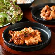 一人でも食べやすいようにと、「鍋料理」や「鉄板料理」も一人前ずつ用意されています。そのため、メイン料理を決めつつ小皿メニューの追加も可能。お酒と一緒に料理を選べる楽しさが分かります。