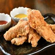 知床どりは、脂の少ない胸肉が使われています。表面はカリカリに、中はしっとり柔らかく。ソースは、辛口のヤンニョムソースと甘口のハニーマスタードが用意されています。