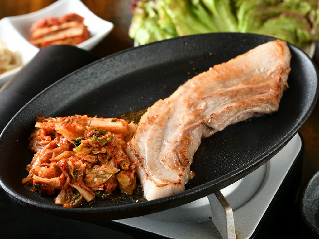 豚肉の甘みとキムチの辛さが食欲をそそる『知床ポークサムギョプサル』