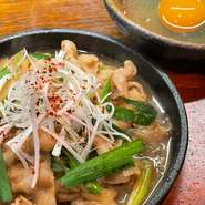 日本の“すき焼き”のような一皿。醤油ベースで甘辛く味付されているので、「辛いものが苦手」という方にもオススメ。豚肉と野菜が煮立ったら、生卵につけながらいただきます。