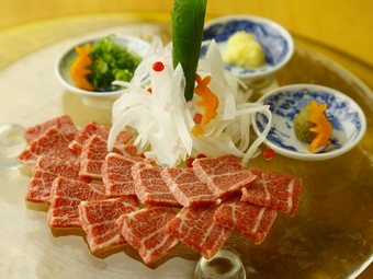 口の中でとろける旨みと甘みを堪能『極上霜降り馬刺し』