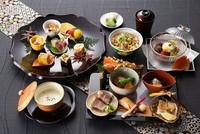 ～和の伝統技術に遊び心を加えた日本料理は現代人の為の気鋭の“和”スタイル、
「一期一会」～こだわりの出汁、こだわり食材、こだわりの技法。
星のなる木の「味」「技」「コンセプト」の詰まったディナー懐石。
