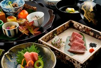 食材の旨みを最大限に活かした調理手法を用い、感性豊かな組み合わせで仕上げる艶やかな懐石料理。
決して妥協せず、細部までこだわり、和食の神髄を守る古都の料理で至福の時間をお過ごしください。