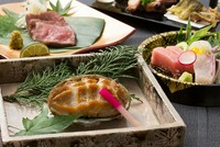 伝統を大切にしつつも、縛られず粋な感性をひとさら、ひとさらに。非日常を愉しむ、絶品の数々。
大切な方と過ごすかけがえのない時間を彩る、絢爛豪華な料理
心から大切な人へ送る、至極の懐石コース。