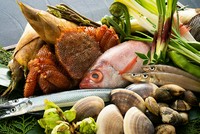 最高級の厳選季節食材をふんだんに使用し、料理長自らが全国から取り寄せたこだわりの素材と、熟練の技が織りなす美食を五味五感でお愉しみ下さい