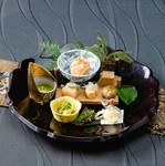 少量多品種の日本料理が楽しめます。
１つ１つ丁寧に仕上げた料理は見た目も華やかな献立。四季折々の八寸料理がとても人気です。星のなる木のご利用が初めての方におすすめです。