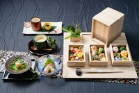 徳島県の伝統工芸品「遊山箱」を使用した平日限定の昼懐石。
季節の食材を活かした八寸仕立ての前菜や主菜、オリジナルの手毬寿司が愉しめるのはこちらのコースだけ。遊山箱の容器がとても映えると大変好評です。