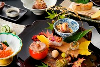 接待・会食にオススメの、ランチ懐石一番人気です。野菜・肉・鮮魚と、一皿一皿こだわりの逸品が咲き誇っています。その名の通りいろいろな料理の華が堪能できる献立です。