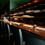 シェフとのやりとりも楽しめる、カウンター席を主体としたオシャレな雰囲気の空間。大切な人と上質な時間を過ごしたい、そんな場面にも一役買ってくれそうです。