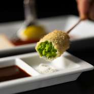旬の食材たちを織り込んだ、おまかせの串カツコースを提供。その時期ならではの海の幸に、彩り豊かな野菜たち。コースの流れの中で季節の恵みを実感できます。