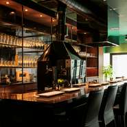 目の前で串カツを揚げる臨場感を楽しめるカウンター席。ゲストそれぞれのペースに合わせたもてなしも【燈　Tou】ならでは。いつもと違う特別なデートを演出してくれそうです。