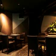 店内は高級感はありつつも、リラックスして食事を楽しめるくつろぎの空間。父や母、パートナーなど家族を労う感謝の想いを込めた席にも活躍してくれそうです。