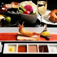 串カツとワインを知っていただきたいと思いを込めたコースです。
おまかせ創作串を15本とワインをたっぷりと楽しめるフルコース。心行くまで串カツを堪能できる贅沢コースは、特別な日にも心強い存在です。