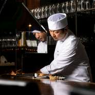 お客さまのニーズにお応えできるようなシステムを整えていると佐藤氏。ゲストの食べ進めるペースにも配慮し、ベストなタイミングでの串揚げの提供を意識するなど、歩み寄るようなもてなしを意識しています。