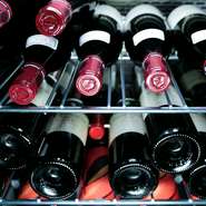 料理を一層味わい深くしてくれる酒もこだわりのセレクト。特にワインは普段あまり見かけることの少ない銘柄も含まれており、リーズナブルに希少なワインを楽しめることもこちらのお店ならではの魅力です。